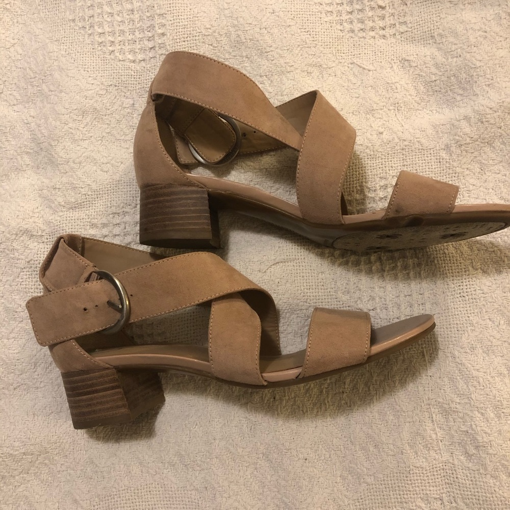 Naturalizer tan nude block heel sandals, size 8